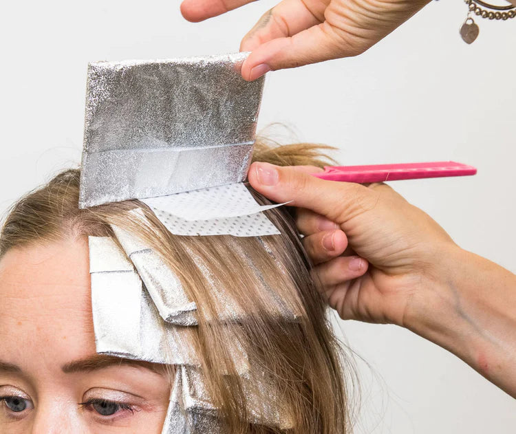 Seki Edge hair treatment using end papers for optimal highlighting application and protection