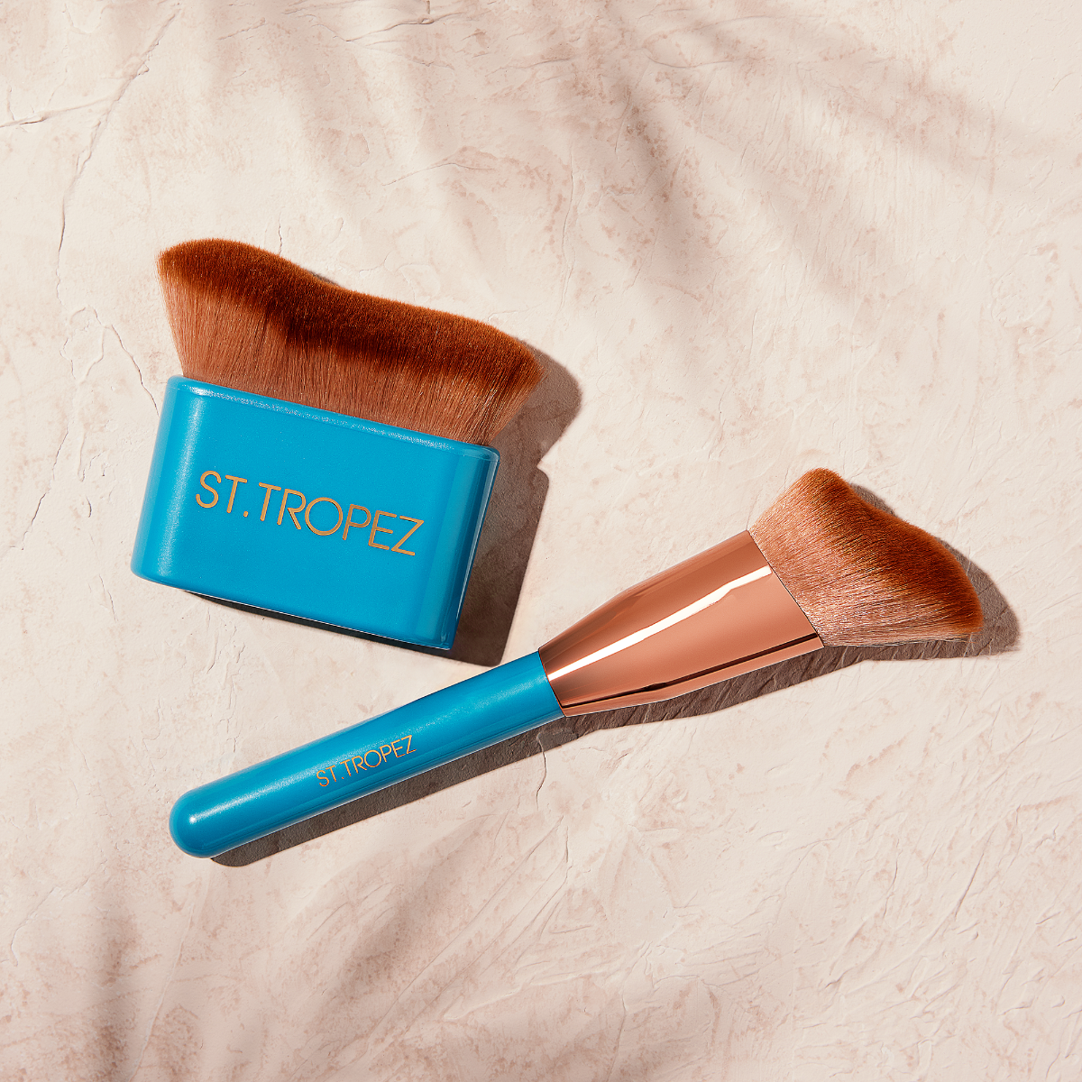 St Tropez ultimate tan body brush set with one short blue brush and one long blue handle brush