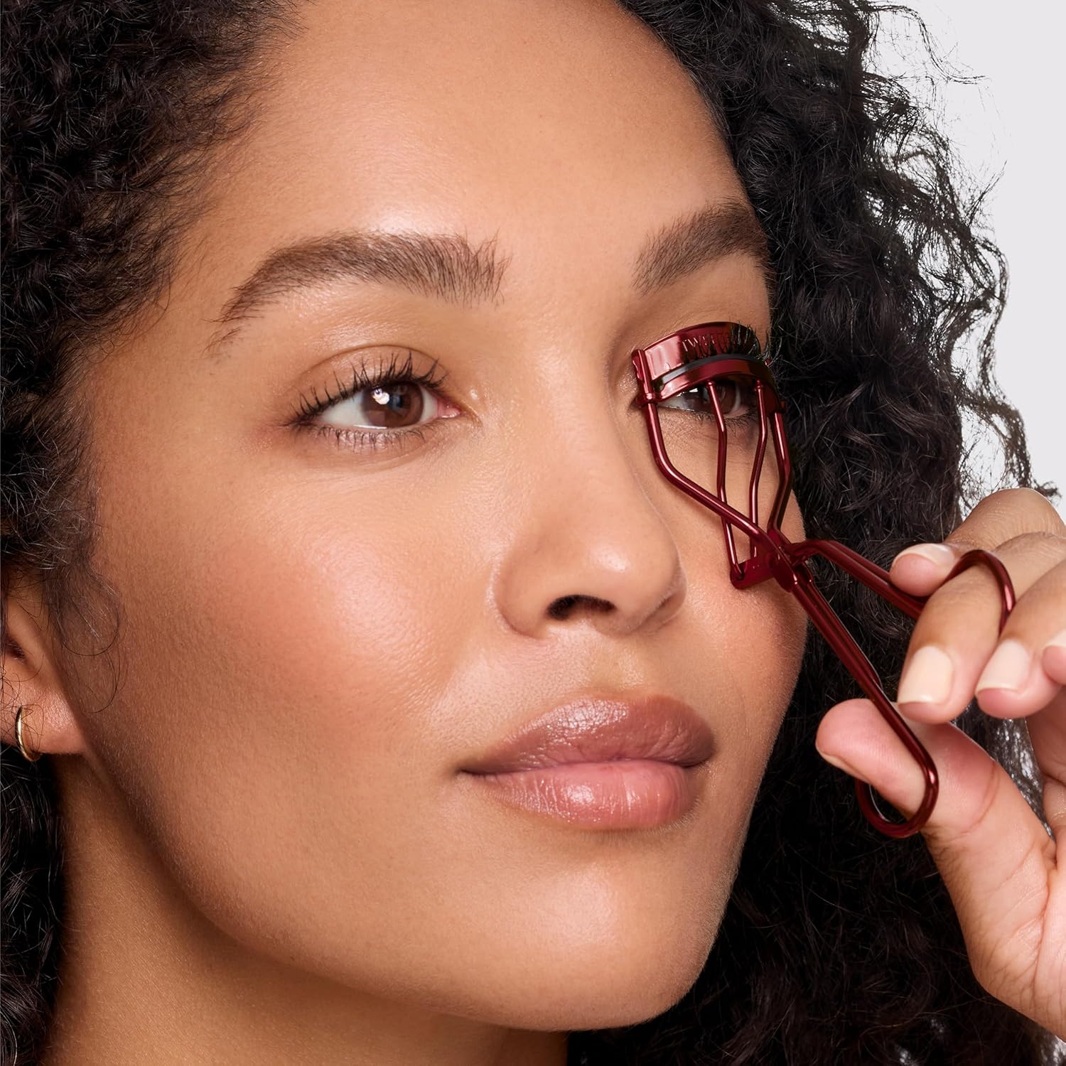 Tweezerman lash curler set in use, perfectly curling lashes for a dramatic look