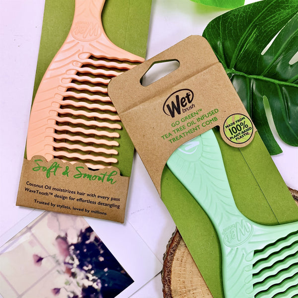 Wet Brush Eco-Friendly Comb in green with wavy teeth and sustainable packaging made from plant-based plastic